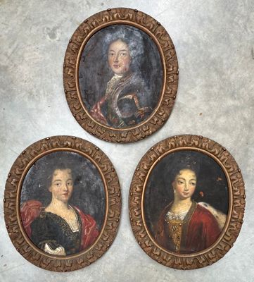 trois portraits encadrés représentant un homme et une femme en costume de la Renaissance