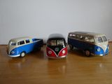 trois petites voitures posées sur une table