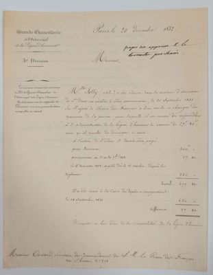 une feuille de papier sur laquelle figurent des notes manuscrites, posée sur une table