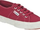 un gros plan sur une paire de baskets rouges sur fond blanc