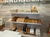 un présentoir présentant différents types de bois dans un magasin