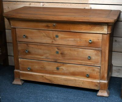 une commode en bois dans une pièce