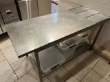 une table en acier inoxydable au milieu d'une cuisine