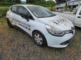 une voiture blanche garée à côté d'un camion blanc