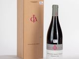 une bouteille de vin posée à côté d'une caisse en bois