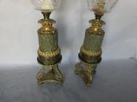 Paire de lampes à pétrole et leur socle, monture bronze et l… (photo 4)