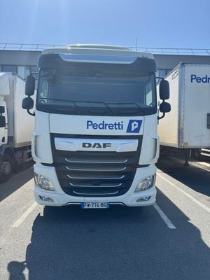 un camion blanc qui roule dans la rue
