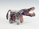 une petite figurine représentant un éléphant la bouche ouverte