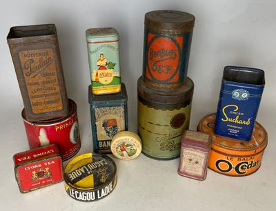 de nombreuses boîtes posées sur une table