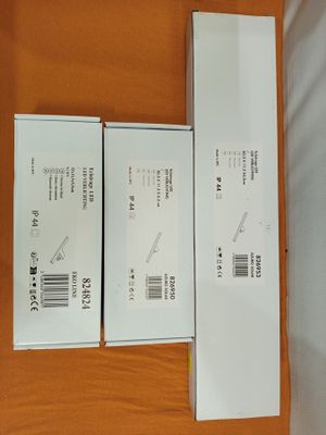deux boîtes de papier blanc posées sur une table en bois