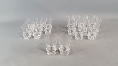 six verres transparents sont alignés sur une surface blanche