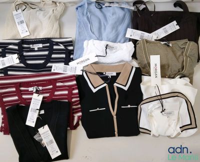 beaucoup de vêtements exposés sur une étagère