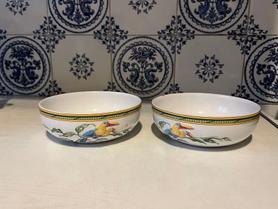 two bowls that are sitting on a counter