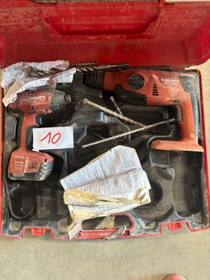 une boîte à outils rouge avec des outils sur le sol