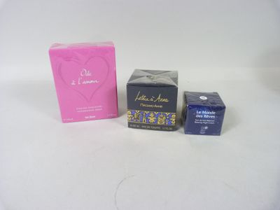 deux boîtes de parfum posées l'une à côté de l'autre sur une table