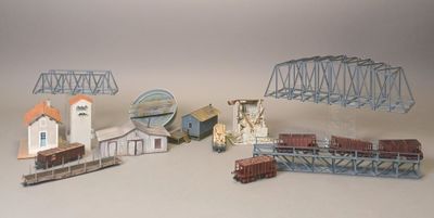 plein de petits trains et un pont sur la table