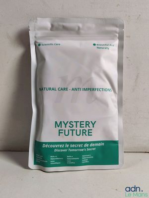 un sachet contenant une poudre mystérieuse, posé sur un comptoir