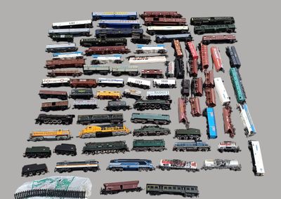 un grand nombre de trains miniatures posés sur une table