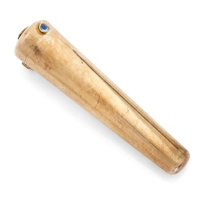 un gros plan d'une batte de baseball en bois posée sur une surface blanche