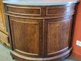 une armoire d'angle avec un plan de travail en marbre dans une pièce