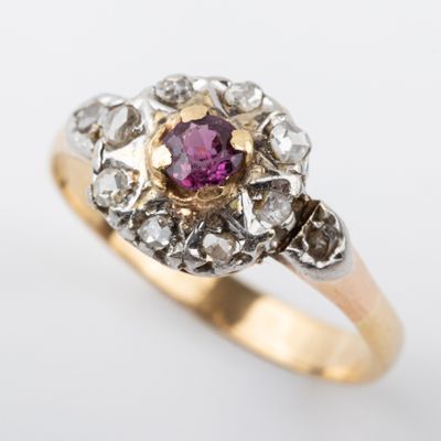 une photo en gros plan d'une bague sertie d'une pierre rose