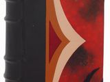 une image représentant un livre noir orné d'un motif rouge