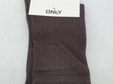 les seules chaussettes sont marron et ont une étiquette dessus