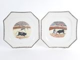 deux assiettes ornées d'une image représentant un taureau et un taureau dans une arène