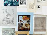 de nombreux tableaux accrochés au mur d'une pièce où sont accrochés des tableaux