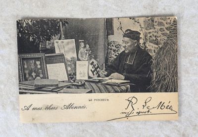 une photo d'un homme assis à une table avec un livre