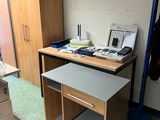 un bureau avec un ordinateur dans le coin d'une pièce
