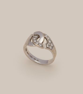 gros plan d'une bague avec des diamants sur fond blanc