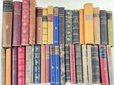 un grand nombre de livres empilés les uns sur les autres