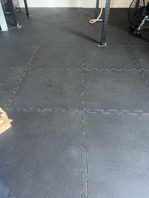 une photo d'un garage avec un sol noir