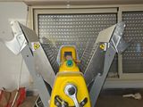 une machine jaune posée sur une table