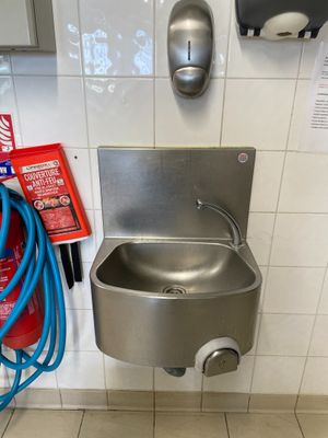un évier en acier inoxydable muni d'un tuyau