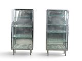 paire de vitrines en verre avec pieds en métal et étagères en verre