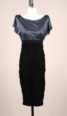 une robe noire et bleue sur un mannequin, un mannequin, un mannequin, un mannequin, un mannequin, un mannequin, un mannequin, un mannequin, un mannequin, un mannequin, un mannequin, un mannequin, un mannequin, un mannequin, un mannequin, un mannequin, un mannequin, un mannequin, un mannequin, un mannequin, un mannequin, un mannequin, un mannequin, un mannequin, un mannequin, un mannequin, un mannequin, un mannequin, un mannequin, un mannequin, un mannequin, un mannequin, un mannequin, un