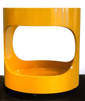 une table jaune avec un trou au milieu