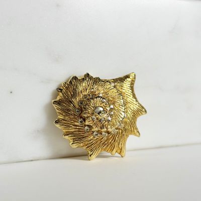 GIANFRANCO FERRÉ, broche escargot métal doré et strass.