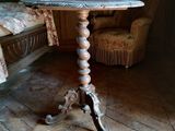 une petite table posée sur un parquet