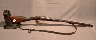 gros plan d'un fusil sur fond blanc avec une sangle