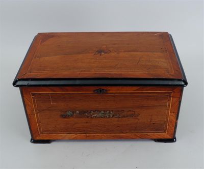 une vieille boîte en bois munie d'une poignée en métal et d'un couvercle en bois