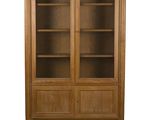 une grande armoire en bois avec des portes vitrées et des tiroirs