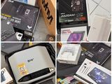plusieurs photos différentes montrant un ordinateur portable et d'autres appareils électroniques posés sur une table
