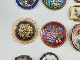 a lot of brooches that are sitting on a table