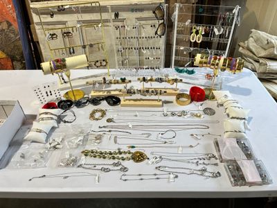 a table that has many different types of jewelry on it
