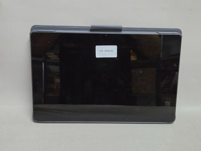 un ordinateur portable noir posé sur une surface blanche
