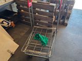 un chariot posé à côté d'une pile de cartons