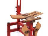La chaise est en bois et possède une structure rouge.